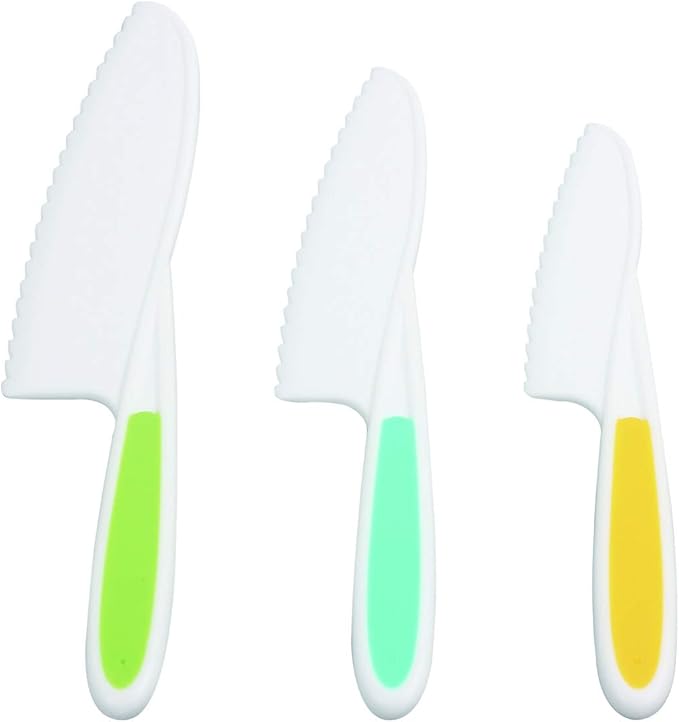 Set of 3 Kitchen Knives for Kids, Non Slip Nylon Kitchen Baking Knife Children Cooking Chef Knives with Safe Serrated Blade for Vegetables, Fruits, Salad, Cake (3 Sizes/Random Colors)