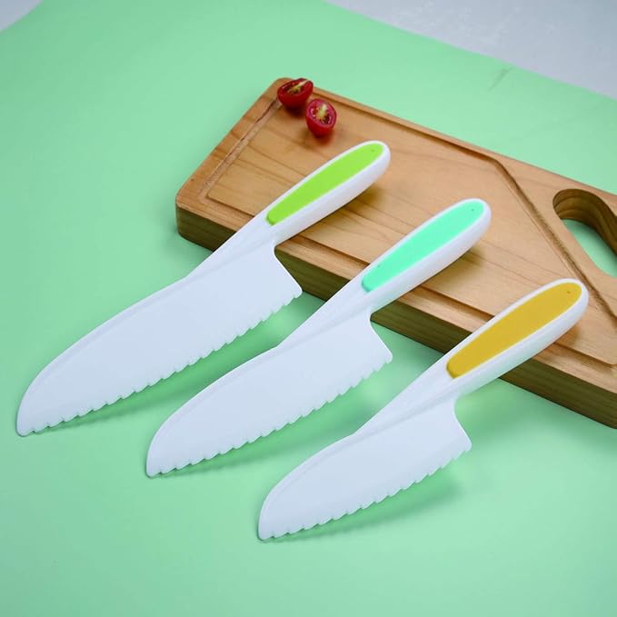 Set of 3 Kitchen Knives for Kids, Non Slip Nylon Kitchen Baking Knife Children Cooking Chef Knives with Safe Serrated Blade for Vegetables, Fruits, Salad, Cake (3 Sizes/Random Colors)