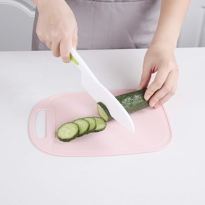 Set of 3 Kitchen Knives for Kids, Non Slip Nylon Kitchen Baking Knife Children Cooking Chef Knives with Safe Serrated Blade for Vegetables, Fruits, Salad, Cake (3 Sizes/Random Colors)